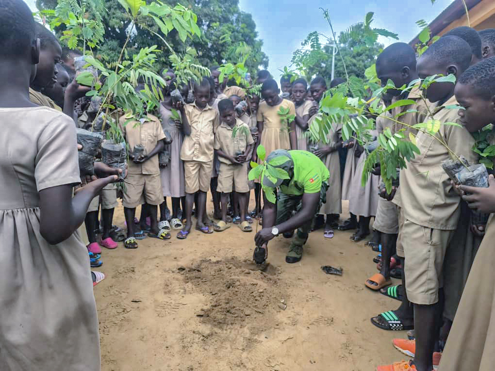 Lacs1 / La rentrée scolaire verte dans une école.
La direction préfectorale de l'environnement a lancé officiellement ce jeudi 26 septembre 2024 la rentrée scolaire verte à l'école primaire publique de Zébévi...lire plus👉🏽bit.ly/4eGhsU4