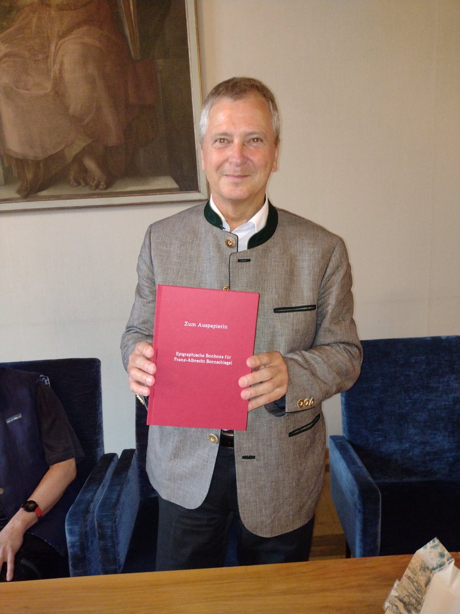epigraphik's tweet photo. Neuerscheinung: „Zum Auspapierln. Epigraphische Bonbons für Franz-Albrecht Bornschlegel anlässlich seines Ausscheidens aus dem Dienst“. Die gestern an der @badw_muenchen feierlich übergebene Festschrift ist ab sofort verfügbar unter https://t.co/yOPCSfdSaC https://t.co/wf9aHn3awJ