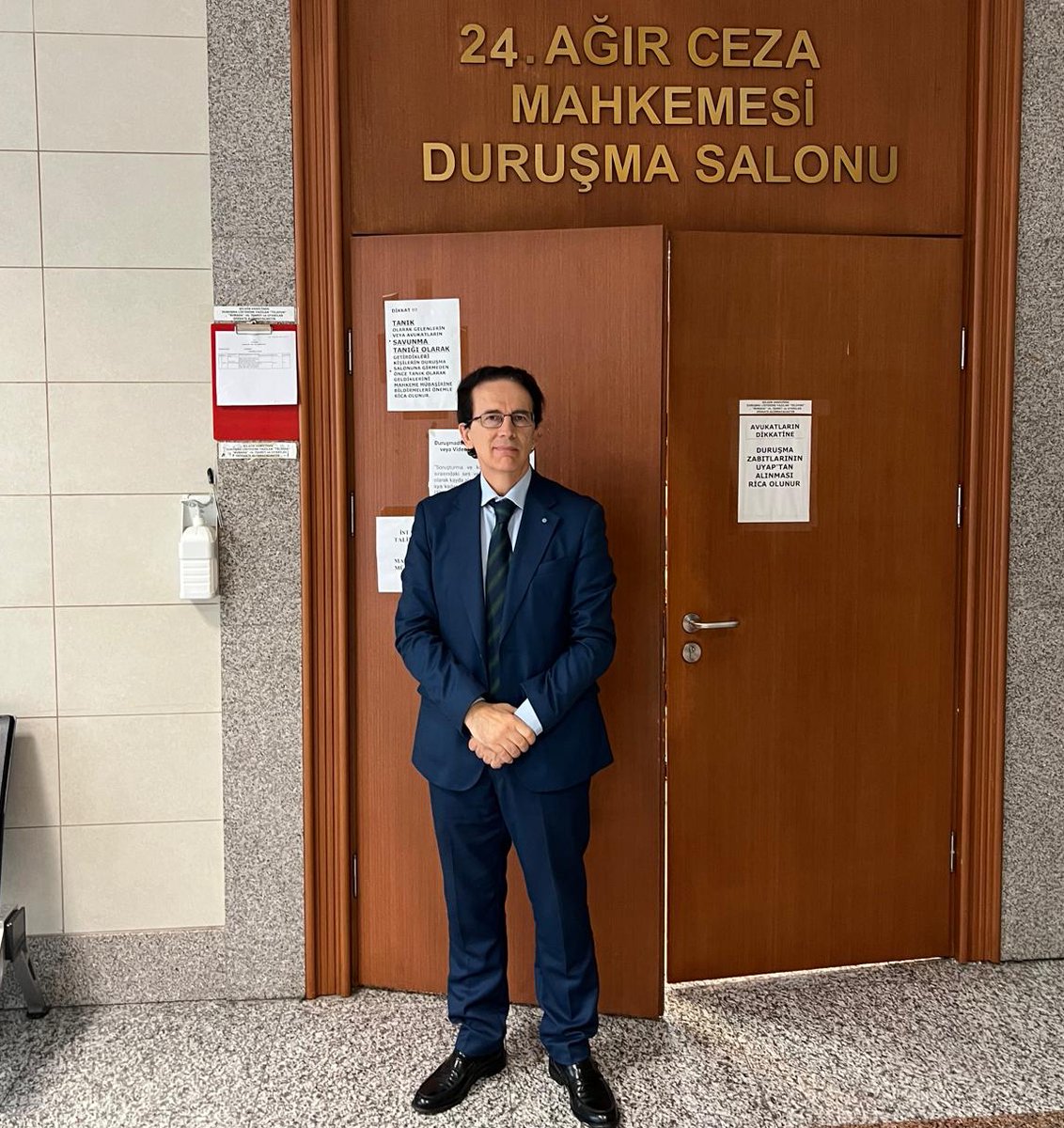 sevincozarslan's tweet photo. "KIZ ÇOCUKLARI DAVASINI İTALYAN PARLAMENTOSU'NDA GÜNDEME GETİRECEĞİM"

İstanbul 24. ACM'de görülen #KızÇocuklarıDavasını üç gündür takip eden İtalyan İnsan Hakları Federasyonu Başkanı Prof. Dr. Antonio Stango @AntonioStango:

"İstanbul'a gelme nedenim benim için çok ilginç olan bir duruşmayı takip etmek çünkü, görünüşe göre dosyada siyasi önyargı var. Dosyada yargılananların büyük çoğunluğu genç kızlar. Dava çok sayıda kızın buluşmasının suç oluşturabileceği yönünde bir varsayıma dayalı. Hukuki bir yönden bakarsak bu durum tutarlı değil. Suçun oluşabilmesi için ortada bir mağdur olmalı. Ayrıca suç kanunda tanımlanmalı ve suçun delilleri olmalı. Bunların hiçbirini göremedim. Dosyaya ilişkin çok sayıda materyal okudum. Genç insanların özellikle kızların basit buluşmalarını ve normal bir gencin yapabileceği şeyleri görüyorum. Mahkeme başkanının sorduğu sorular çoğu insanın yaptığı normal faaliyetlere ilişkindi. Suça ilişkin herhangi bir soru duymadım. Özellikle incelenen suçun bir terör örgütüne ilişkin olduğu tezi düşünüldüğünde, tartışmanın içinde bu tezle ilgili bir şey görmedim. Ayrıca şunu da söylemek zorundayım, mahkeme başkanı bazen yaşları çok küçük olan sanıkların gözünü korkutabilecek şekilde davrandı. 'Savcı neden yukarıda hakimlerle oturuyor? Savcı ve diğer iki üye hakim neden duruşmada hiç konuşmuyor? Başkan tek başına bütün yargılamayı yapıyor' şeklinde bir görüntü var. Bu davayı önümüzdeki günlerde İtalya Parlamentosu'nda gündeme getireceğim."

https://t.co/Fjn9CW9OUl