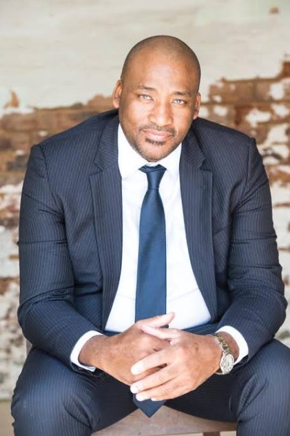 AsenaWealt's tweet image. Clement : So Minister tell us about your 100 days in Office .

Gayton : "When I was in prison, a friend of mine came to me and said..."    😭😭 Sivelelwe ngama prison stories .