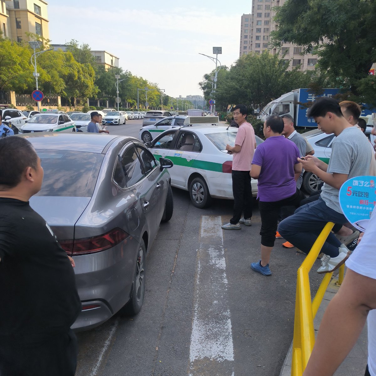 lvkeqi's tweet photo. 莱芜的黑社会，逼退美团共享单车，逼退共享电动车🛵，围堵网约车。。。。。没人管啊。。。扫黑除恶效果不明显啊。。。 https://t.co/fxXv6H6fGq