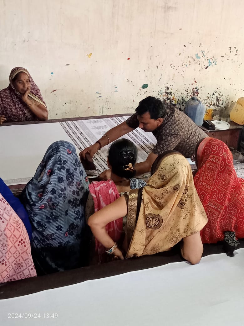 ODOP_IND's tweet image. Team @ODOP_IND, in collaboration with @NID_India, organized a two-day 'Design Sensitisation Workshop' for over 30 artisans involved in #handblock printing in #Jaipur on September 24-25, 2024.

During the workshop, the participants focused on innovation, exploring new motifs