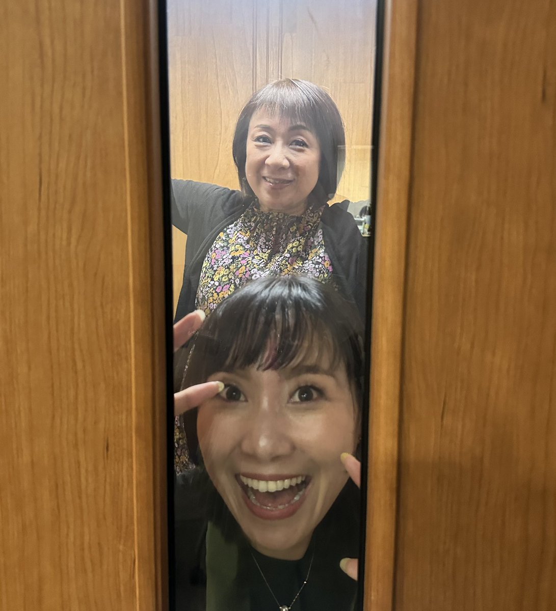 AyaYurita's tweet photo. 「Tips」ラストウィーク📻🎶
金曜日は、寺尾英子AN🎧
リスナーさんのメッセージ紹介や
そのお返事が的確すぎて
ただただ尊敬しておりました🥺✨
(爆笑しながら放送を聴いてました📻)
今日は「Tips」最後だから!と
お願いして写真を撮ってもらいました😂
宝物にします💎✨
#Tips1116 https://t.co/0tame7K51S