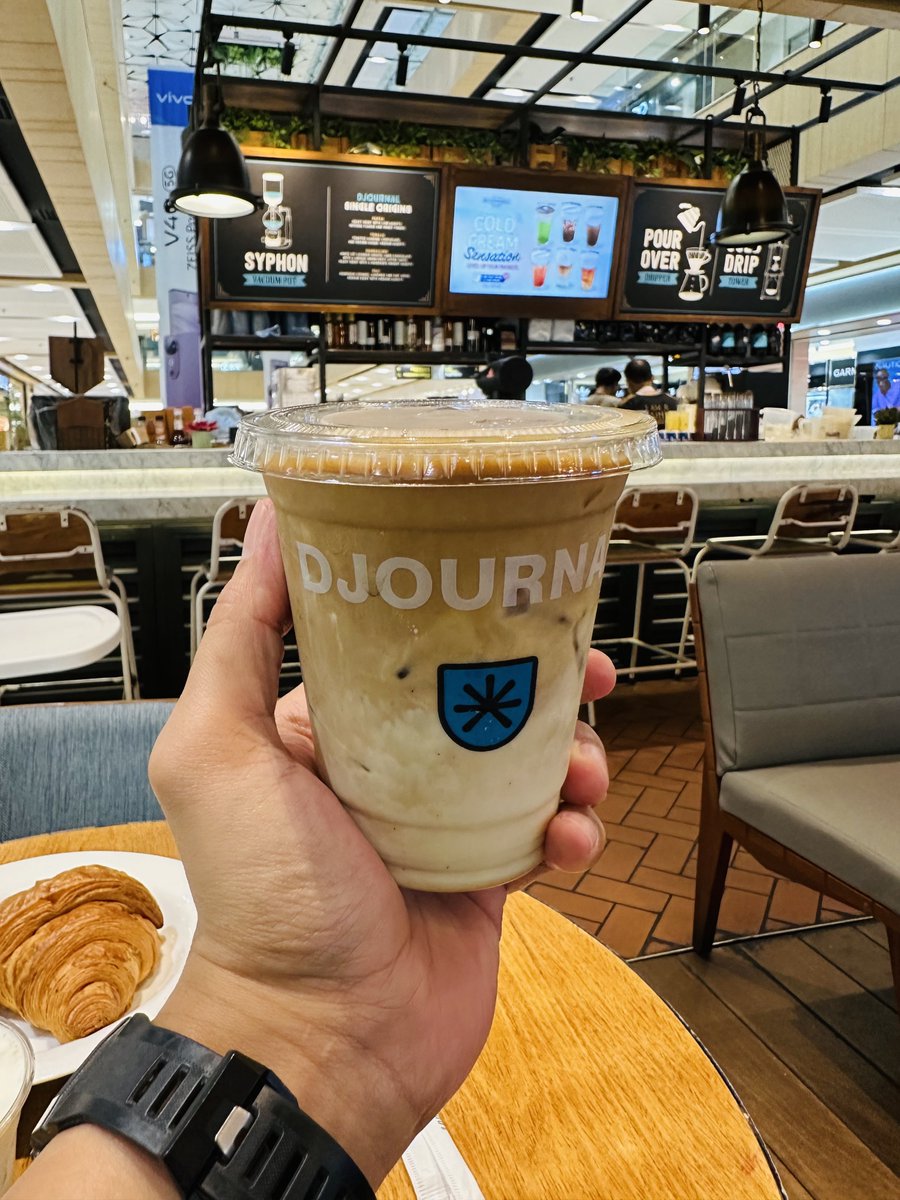 Widino's tweet photo. Gw ga paham kopi, tapi cuma seasalt creamy latte-nya Djournal Coffee yg ga bikin perut gw tantrum 😂

Kemaren gw beranikan diri cobain kopi susu santainya, dan alhamdulillah aman juga. Kayaknya kopi mereka aman ya, ga terlalu asam.

Kesimpulan gw: TERNYATA KOPI TUH ENAK YA! 🫠😅 https://t.co/idnw7UTlrB