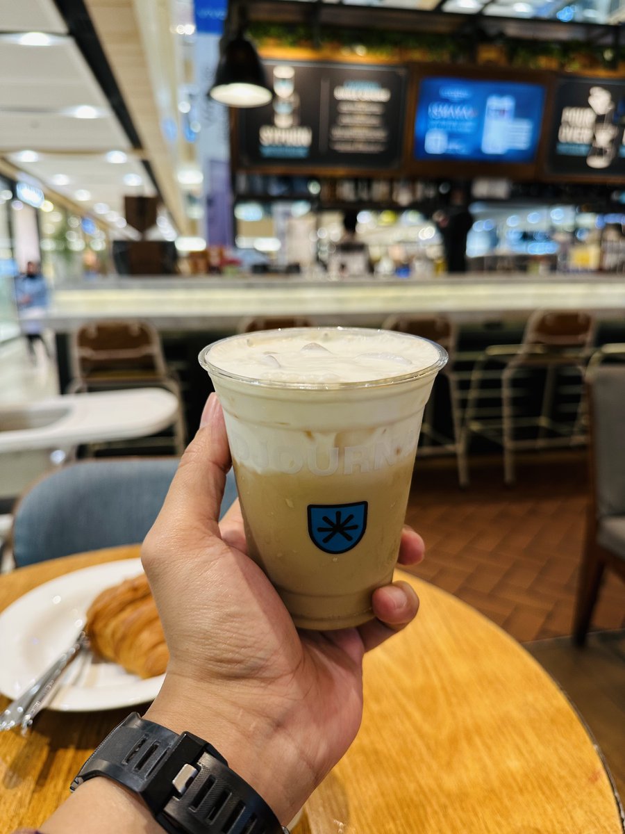 Widino's tweet photo. Gw ga paham kopi, tapi cuma seasalt creamy latte-nya Djournal Coffee yg ga bikin perut gw tantrum 😂

Kemaren gw beranikan diri cobain kopi susu santainya, dan alhamdulillah aman juga. Kayaknya kopi mereka aman ya, ga terlalu asam.

Kesimpulan gw: TERNYATA KOPI TUH ENAK YA! 🫠😅 https://t.co/idnw7UTlrB