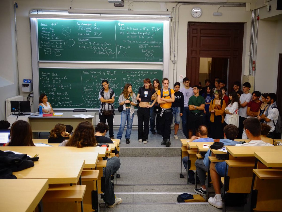 EsquerraDiari's tweet photo. 🔴 #Directe #Vaga27S A #Barcelona els estudiants de la UB organitzen passacampus a la universitat històrica on es van produir les acampades, denunciant el genocidi de l'Estat d'israel i l'apartheid a #Palestina. #VagaPerPalest1na #SomInt1fada #27S
Via @Contrac_Cat https://t.co/sdi6d6Ux2Z