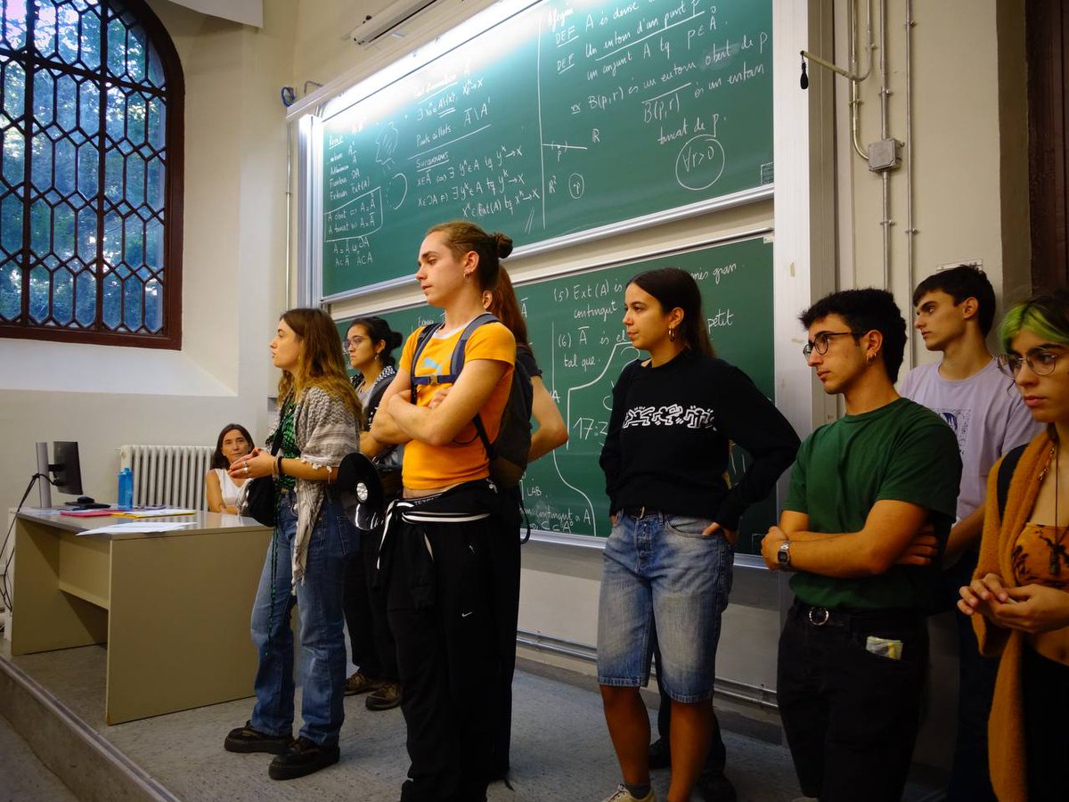 EsquerraDiari's tweet photo. 🔴 #Directe #Vaga27S A #Barcelona els estudiants de la UB organitzen passacampus a la universitat històrica on es van produir les acampades, denunciant el genocidi de l'Estat d'israel i l'apartheid a #Palestina. #VagaPerPalest1na #SomInt1fada #27S
Via @Contrac_Cat https://t.co/sdi6d6Ux2Z
