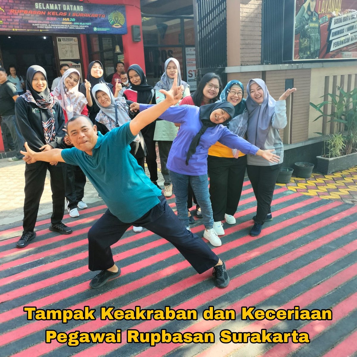 rupbasanska's tweet photo. Salam Bersahaja Slur! Mau weekend nih, pasti pada full senyum karena besuk libur. Biar ga stress, Jumat Ceria ini(27/09) Mimin jalan sehat keliling kompleks nih.

Maturnuwun like dan commentnya. Dukung kami wujudkan #wbbm2024

#kemenkumhamjateng #rupbasan #asn https://t.co/YYNWye16si