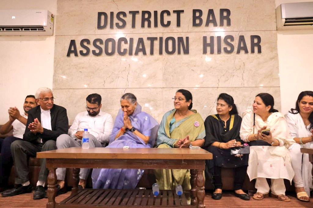SavitriJindal's tweet photo. हिसार जिला बार एसोसिएशन के हमारे सम्मानित अधिवक्ता साथियों द्वारा मिले इस गर्मजोशी भरे स्वागत और समर्थन के लिए हृदय से आभार। 

आप सभी से विनम्र निवेदन है कि 5 अक्टूबर को टॉर्च के निशान के सामने वाला बटन दबाकर विकसित हिसार के हमारे संकल्प को सशक्त बनाएं। https://t.co/7cfzGq90bM
