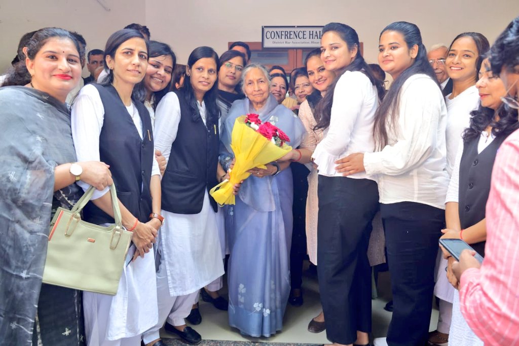 हिसार जिला बार एसोसिएशन के हमारे सम्मानित अधिवक्ता साथियों द्वारा मिले इस गर्मजोशी भरे स्वागत और समर्थन के लिए हृदय से आभार। 

आप सभी से विनम्र निवेदन है कि 5 अक्टूबर को टॉर्च के निशान के सामने वाला बटन दबाकर विकसित हिसार के हमारे संकल्प को सशक्त बनाएं।