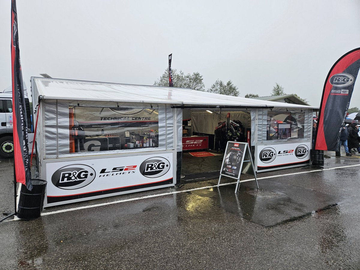 BulldogBDX's tweet image. If you are headed to #Donnington for the @OfficialBSB then you have a golden opportunity to join #BDXclub 
Simply head over to @RnGRacing and have a yarn with @golds_chris and grab yourself some of the best. 😁