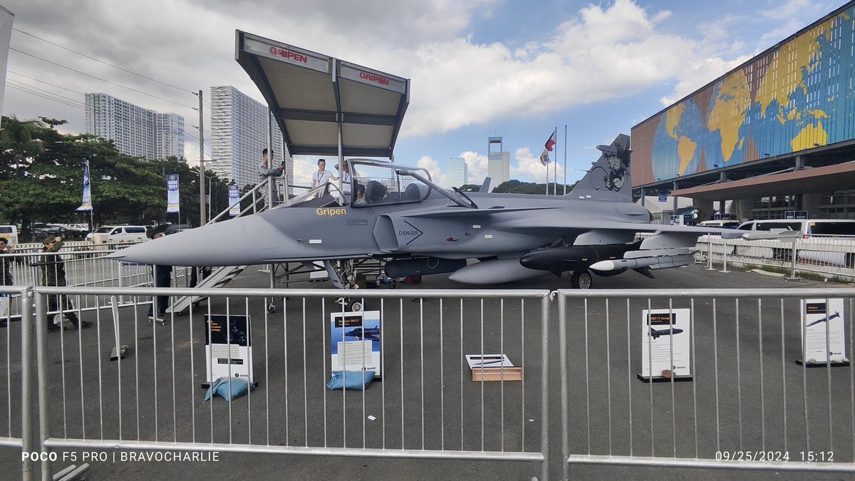 IXBravoCharlie's tweet photo. 🇵🇭 A 1:1 scale replica of a JAS-39 Gripen was proudly displayed at the Asian Defense and Security Exhibition 2024. Visitors were given the chance to go onboard and have a feel. 

The JAS-39 Gripen is one of the DND's options for the PAF's MRF acquisition programme.

#ADAS2024 https://t.co/m5Qatq3IKW