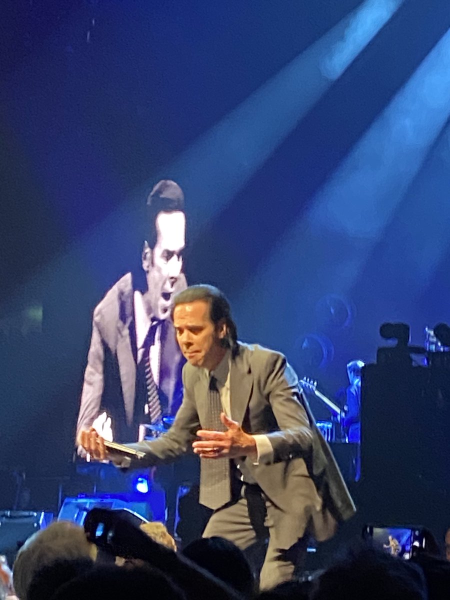 Hesterjulia42's tweet photo. Warren Ellis coolste violist van deze tijd. Was ook nu weer betoverende show https://t.co/Kvudcip6Pd