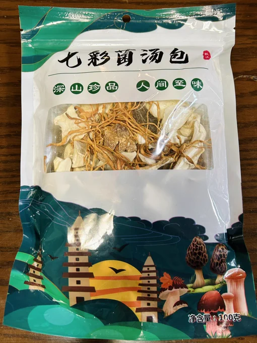 雲南省産の乾燥きのこセットに、採ってきたきのことスーパーで買ったきのこや鶏肉、ショウガを加えて、きのこ盛りすぎスープを作りました味付けは塩だけですが、ものすごく濃厚な旨味のスープが完成…!!!(写真のクロカワは七輪で焼いて食べました)#菌活 #奇ノ駒たんご 