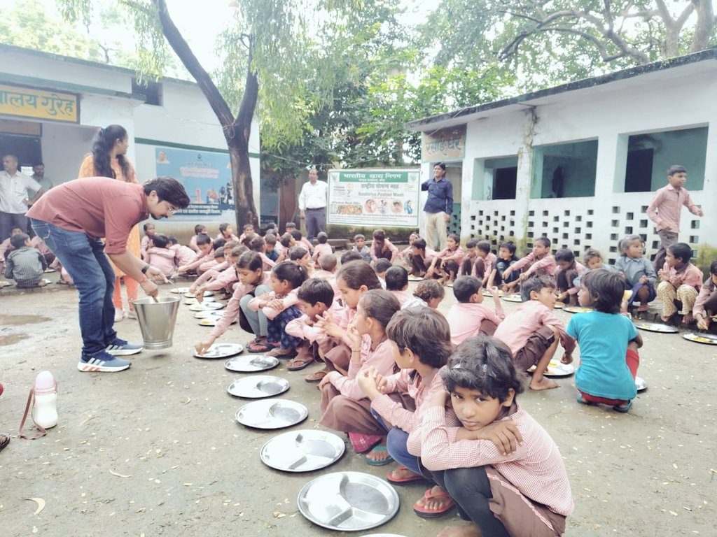 मंडल कार्यालय बांदा के अंतर्गत पोषण सप्ताह के तहत मंडल प्रबंधक श्री मनोज कुमार मुंडोतिया जी के नेतृत्व में प्राथमिक विद्यालय गुरेह में पौष्टिक आहार युक्त भोज का आयोजन किया गया जिसमे विद्यार्थियों के साथ साथ कार्यालय के समस्त कर्मचारियों द्वारा भाग लिया गया। <a href="/FCI_India/">Food Corporation of India</a> <a href="/FciLko/">FCI Uttar Pradesh</a>