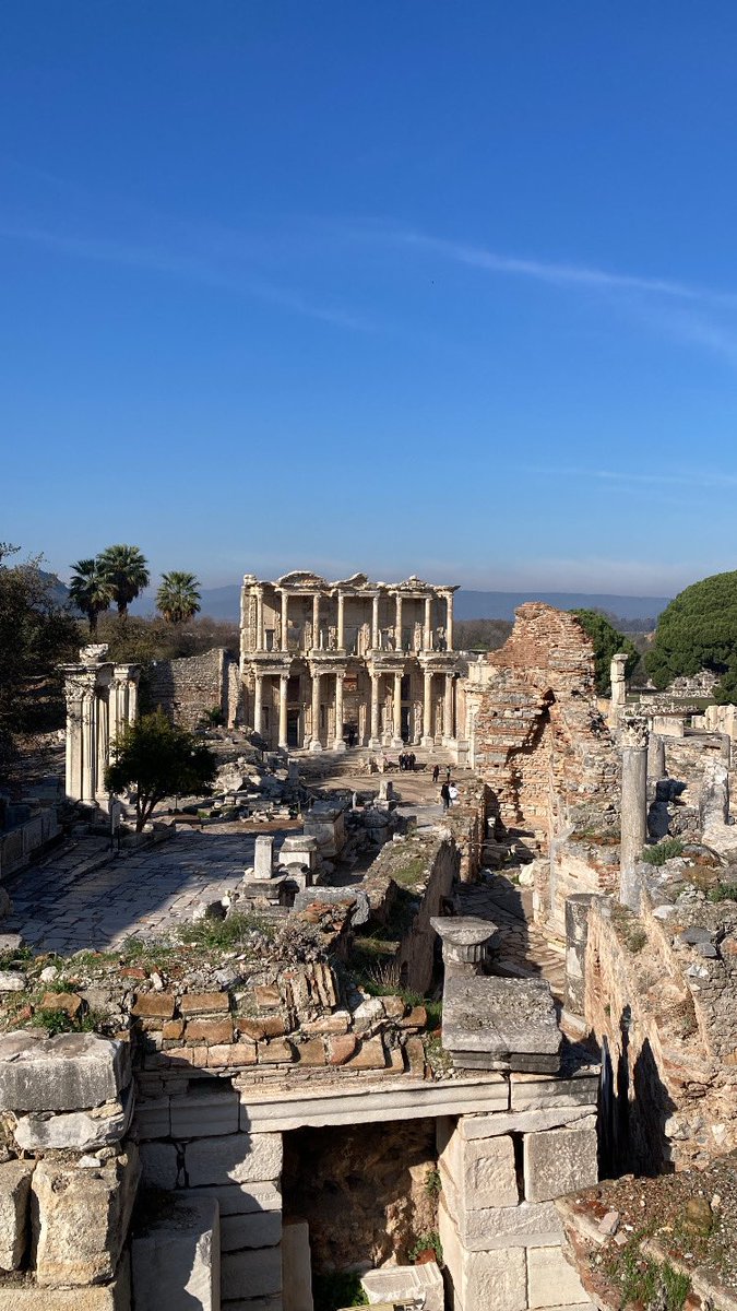 mrpyrz's tweet photo. 25-29 Ekim’de Didyma-Miletos-Ephesos-Priene programımız kesin olarak çıkıyor. 
Peki ne yapacağız, gündüz ufak yürüyüşler yaparak Hellen ve Roma Tarihi 101 tadında dersler yapacağız; epigrafi konuşup yazıtlara bakacağız, Hellen Edebiyatı konuşup edebiyat olmadan tarih konuşulamayacağını göreceğiz. 
Derslerimiz bitince de şöyle mükellef bir sofra kurup meze olarak da sohbetimizi ekleyeceğiz. 🧭 🥾🧗🏻🏛️🍷 🍸 ☕️ 🥤 🍽️ 

Zamanı olanı bekleriz!