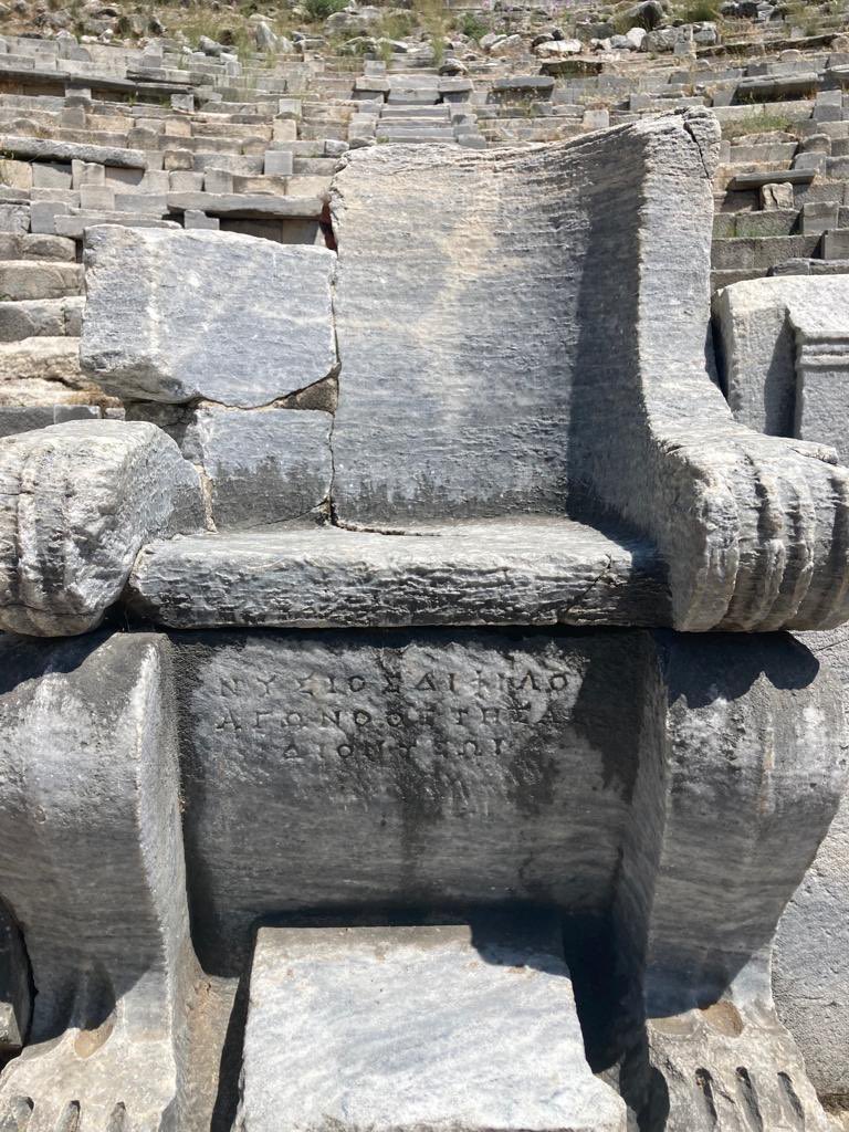 mrpyrz's tweet photo. 25-29 Ekim’de Didyma-Miletos-Ephesos-Priene programımız kesin olarak çıkıyor. 
Peki ne yapacağız, gündüz ufak yürüyüşler yaparak Hellen ve Roma Tarihi 101 tadında dersler yapacağız; epigrafi konuşup yazıtlara bakacağız, Hellen Edebiyatı konuşup edebiyat olmadan tarih konuşulamayacağını göreceğiz. 
Derslerimiz bitince de şöyle mükellef bir sofra kurup meze olarak da sohbetimizi ekleyeceğiz. 🧭 🥾🧗🏻🏛️🍷 🍸 ☕️ 🥤 🍽️ 

Zamanı olanı bekleriz!
