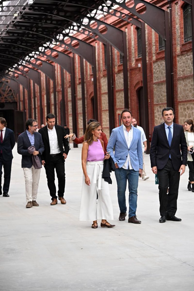 💬 Se analizaron los procesos de transformación urbana de edificios industriales en desuso, convertidos en puntos neurálgicos de innovación institucional y ciudadana. Se tomaron como referencia ejemplos de buenas prácticas en Madrid, Barcelona, Lisboa, São Paulo y Buenos Aires.
