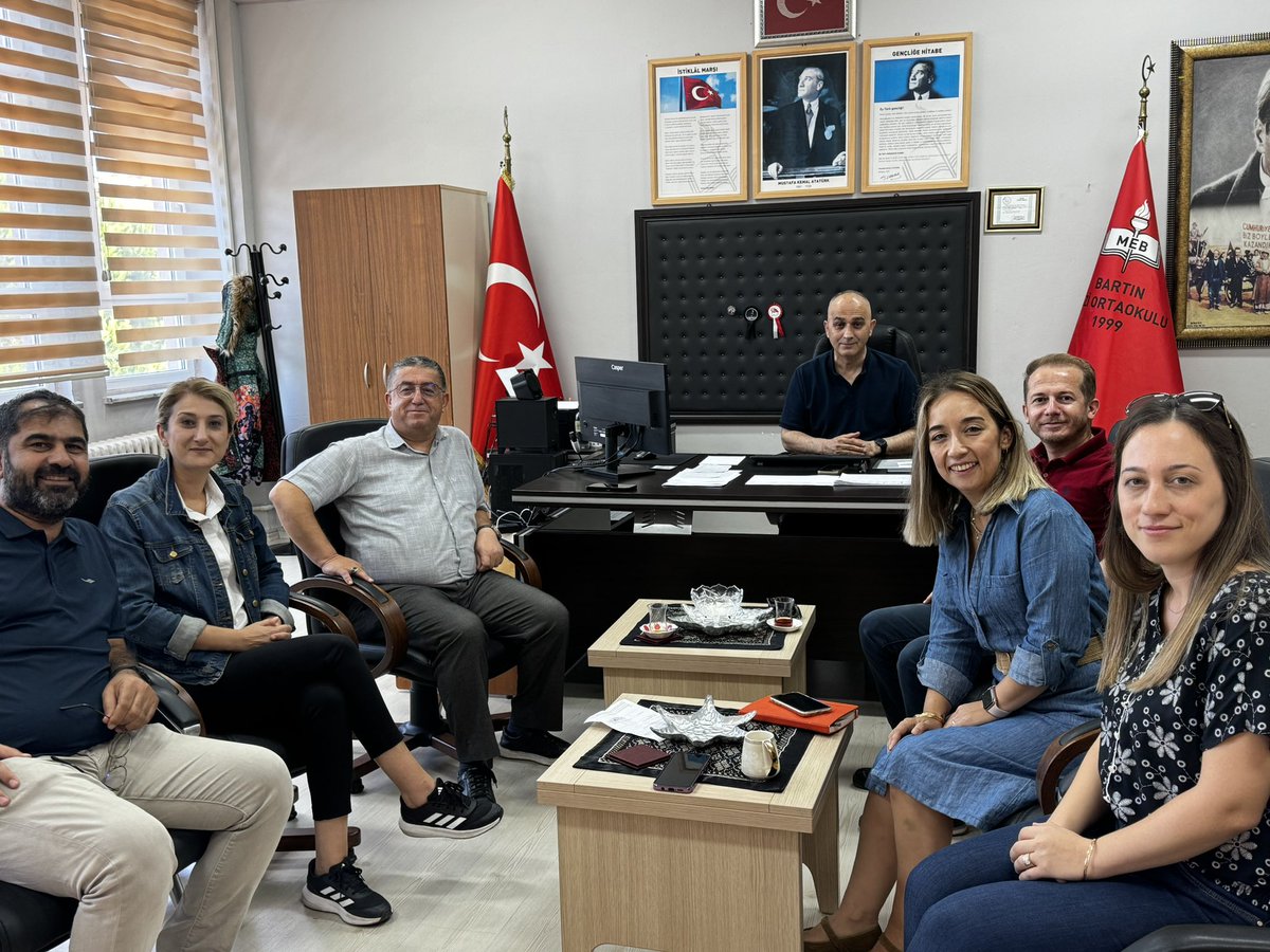 Kurum Müdürümüz Sayın Gazi KULA ve Müdür Yardımcımız Sayın Uğur GÜNER Gazi Ortaokulu Okul idaresi ve Okul psikolojik Danışmanlarını ziyaret etti. Okulda yürütülen Rehberlik ve Psikolojik Danışma faaliyetleri hakkında görüş alış verişinde bulunuldu @Gazi kula51 <a href="/ramazanasci/">Ramazan AŞCI</a>