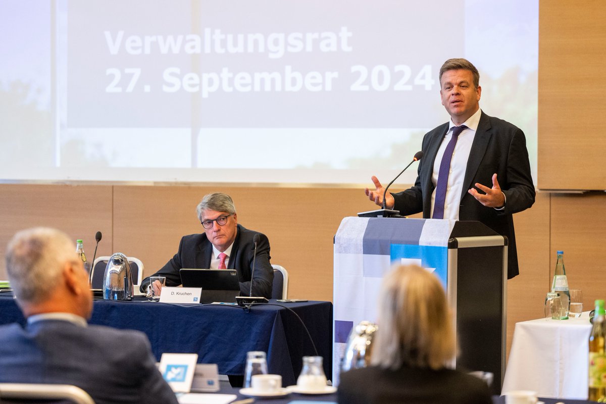 Auf der Sitzung des TK-#Verwaltungsrat|s spricht sich NRW-Staatssekretär <a href="/MatthiasHeidmei/">Matthias Heidmeier</a> für mehr sektorübergreifende Zusammenarbeit im #Gesundheitswesen aus: "Wir brauchen mehr Kooperation auf Augenhöhe zwischen allen Akteuren."