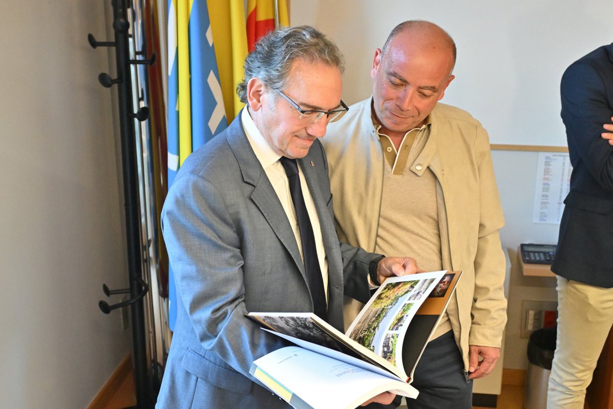 OdenaCat's tweet photo. 🗣️ L’exconseller d’Economia de la Generalitat, Jaume Giró, aprofitant la seva participació en la presentació del llibre de @jvmestrenogue, va realitzar una visita oficial a l’Ajuntament d’#Òdena

📸Durant la visita, va signar el llibre d’honor. https://t.co/C1CjCDQLZZ