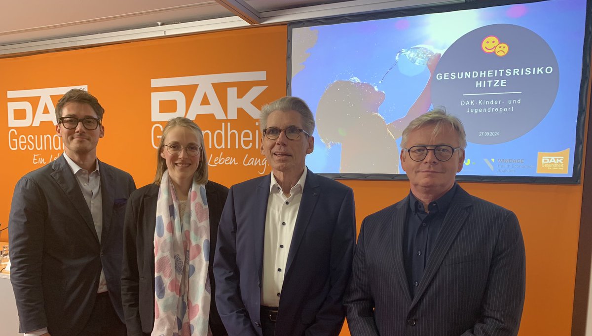 DAK-Gesundheit (@dakgesundheit) on Twitter photo Gleich geht es los: Pressekonferenz zum Kinder- und Jugendreport „Gesundheitsrisiko Hitze“. Mit dabei DAK-Vorstandschef <a href="/StormAndreas/">Andreas Storm</a>, Dr. Maria Albers, Deutschen Allianz Klimawandel und Gesundheit e.V. #KLUG, Dr. Michael Hubmann <a href="/BVKJ/">BVKJ</a> und <a href="/WitteJulian/">Julian Witte</a> Gleich geht es los: Pressekonferenz zum Kinder- und Jugendreport „Gesundheitsrisiko Hitze“. Mit dabei DAK-Vorstandschef <a href="/StormAndreas/">Andreas Storm</a>, Dr. Maria Albers, Deutschen Allianz Klimawandel und Gesundheit e.V. #KLUG, Dr. Michael Hubmann <a href="/BVKJ/">BVKJ</a> und <a href="/WitteJulian/">Julian Witte</a>