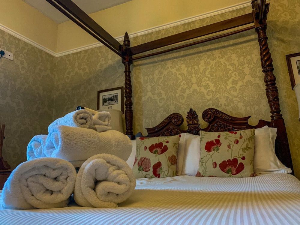 WeAcceptPets's tweet image. The Old Hall Hotel is a traditional 16th Century coaching inn in the picturesque Hope Valley near Castleton, Derbyshire.

🐶 Welcomes dogs 🐾
weacceptpets.co.uk/derbyshire/3913 

#OldHallHotel #HopeValley #PeakDistrict #Derbyshire #Castleton #Explore #DogFriendly #Golfing #Hotel #Holiday