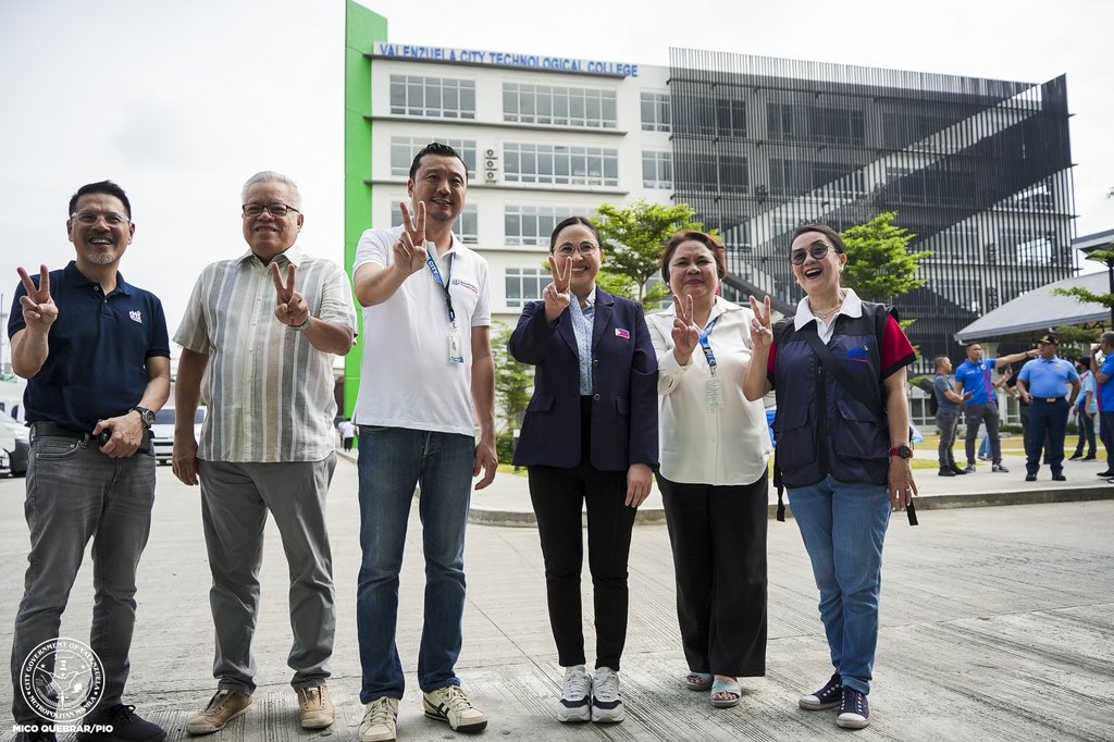 valenzuelacity's tweet image. Welcome to our state-of-the-art #ValTech campus! 🏫💙

IN PHOTOS: Former Trade Secretary and incumbent Valenzuela City Technological College (ValTech) Board Vice Chairman Ramon Lopez, together with Department of Trade and Industry (DTI) Secretary Ma. Cristina Roque, Assistant…