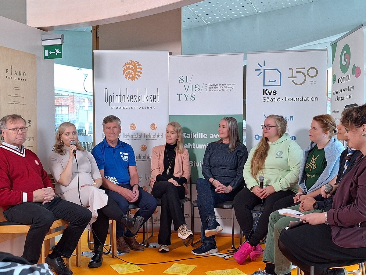 Keskustelua #vapaaehtoistyö'stä käydään <a href="/ErataukoSaatio/">Erätauko-säätiö</a> #erätauko -menetelmällä. Kuvassa <a href="/hiihtoseura_LHS/">Lahden Hiihtoseura</a> <a href="/KVS_fi/">Kvs-säätiö (Kansanvalistusseura sr.)</a> Kaisu John, <a href="/LionsFinland/">Suomen Lions-liitto ry</a> <a href="/opintokeskukset/">Opintokeskukset</a> <a href="/CommuKaro/">Karoliina Kauhanen</a> <a href="/Marttaliitto/">Marttaliitto</a> @Partiolaiset <a href="/marion_fields/">Marion Fields</a> <a href="/SivisNYT/">Opintokeskus Sivis</a>.

#HyvinSanottu <a href="/LahdenKaupunki/">Lahden kaupunki / City of Lahti</a> <a href="/Yleisradio/">Yleisradio</a> @TuomiLauri