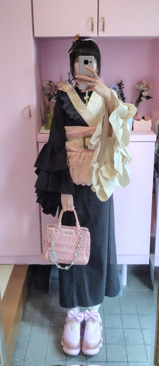 mottyankimono's tweet photo. ●着物→さく研究所
●付け襟→ハイカロリイオトメ
●帯→MIKI SAKURA
●ゴムベルト→shalanra
●シューズ→MIKIOSAKABE
●バッグ→MIUMIU
●ヘッドドレス→yuminique
●ピアス→Mu_Mu https://t.co/UB2fmAfspk