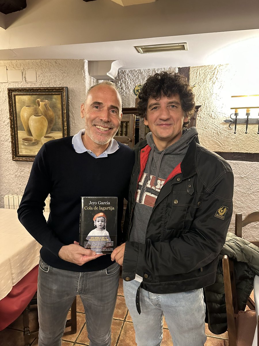 EricPackeret6m's tweet photo. Ayer tuve el placer de conocer a un crack entre cracks, @alexcorretja74 , y él tuvo la oportunidad de conocer en primera persona nuestro libro Cola de Lagartija. #libro #tenis #boxeo #deporte #jerogarcia #alexcorretja #coladelagartija https://t.co/2jrXRizHBJ