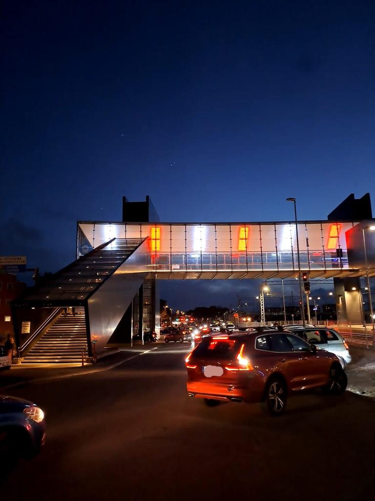 #Logomonsilta näyttää juhlavalta Punaisen Ristin väreissä! Kiitos  <a href="/Turkukaupunki/">Turun kaupunki</a>!
Osallistu viikonlopun aikana #Nälkäpäivä-keräykseen lahjoittamalla haluamasi summa #MobilePay'lla numeroon 66588. #Turku #Åbo #SPR #PunainenRisti