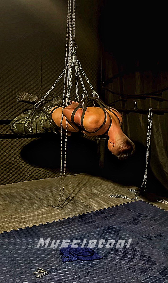 拷問刑房 · 肌肉硬漢刑訊系列

駟馬吊縛

最羞辱的捆綁方式，將肌肉硬漢的手腕和腳踝固定在一起捆綁在背後，高高吊起的姿勢，並上鼻勾，最大限度凌辱硬漢。

長時間吊縛、鞭打、電擊、電馬眼、龜頭責、窒息控制

直至硬漢刑訊暈厥，仍繼續吊在那裡，等待下一次審問刑訊折磨。