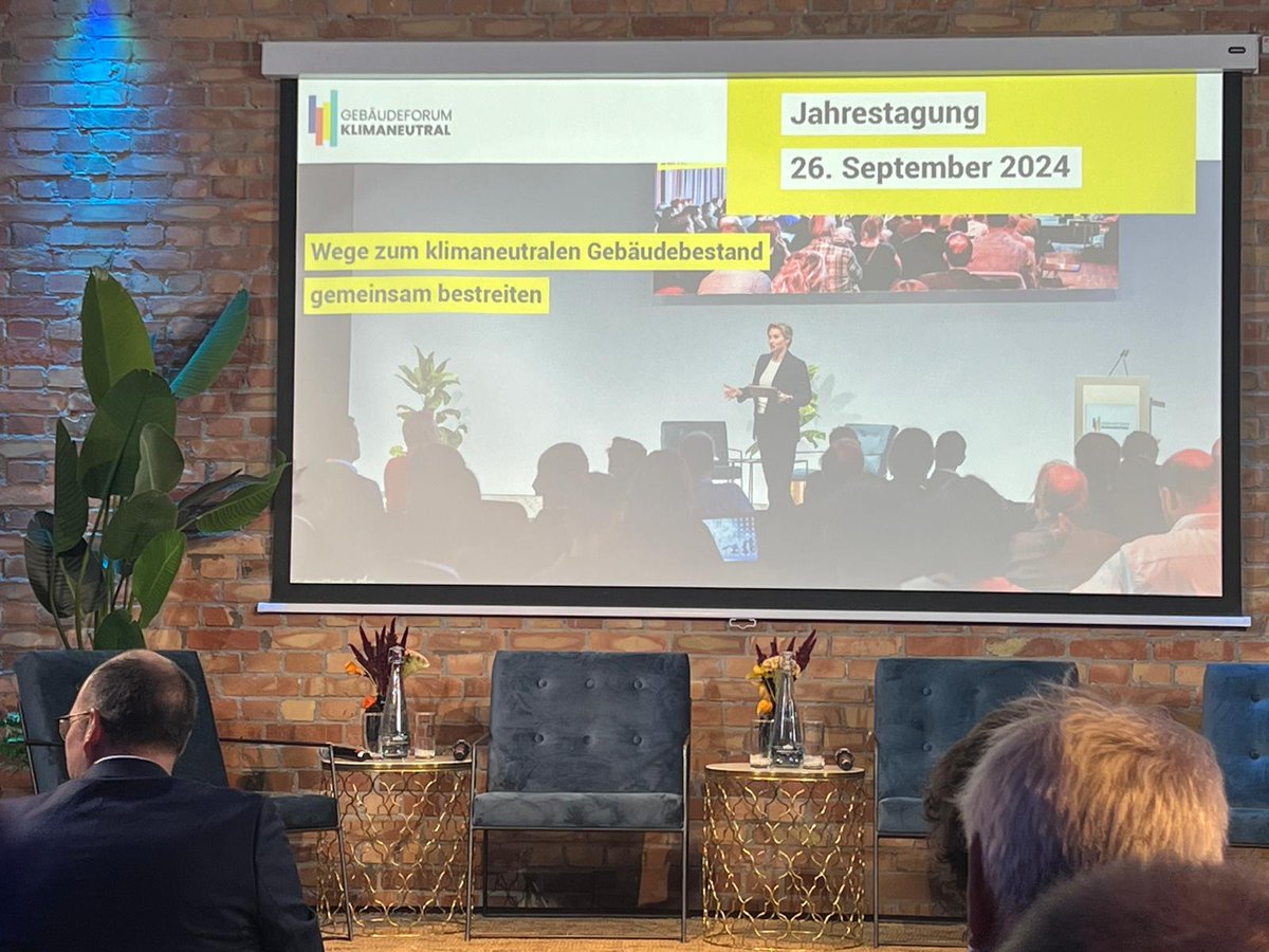 ZDS_News's tweet photo. Wir waren bei der Jahrestagung Gebäudeforum Klimaneutral. 🌱

Gestern konnte vielen interessanten Impulsvorträgen gelauscht werden. 💬

Wir freuen uns, an der Veranstaltung teilnehmen zu können und nehmen die Impulse in unsere Arbeit mit auf. ☀️

#einzds #obenmitspielen #epbd https://t.co/2JJbit0FJi