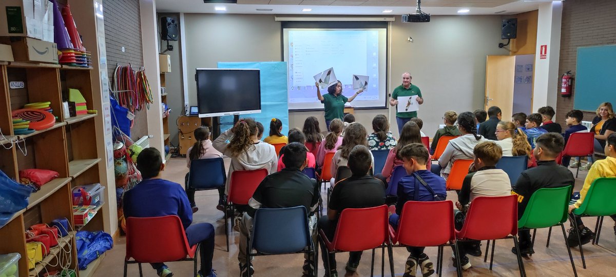 DelibesCeipNava's tweet photo. Ayer los alumnos del tercer ciclo recibieron una charla sobre aves, concretamente sobre aguiluchos. Es fundamental conocer la fauna local para aprender a respetarla y valorarla. Ha sido muy interesante. https://t.co/cq5IfKk9Pt