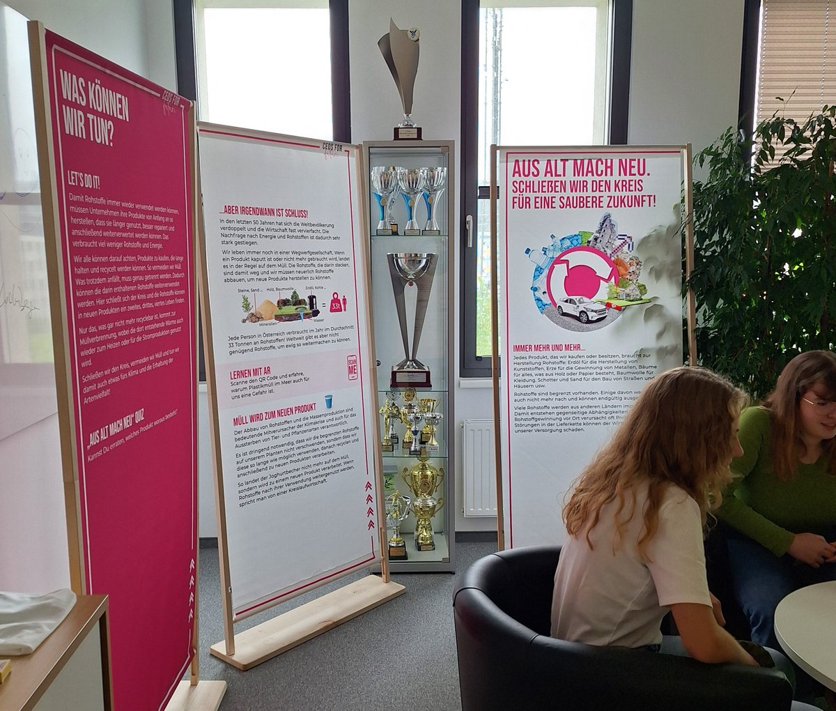 ceos4future's tweet photo. Die #CEOsFORFUTURE #Lehrpfade zu #Klimaschutz inkl. #Energiewende, #Kreislaufwirtschaft, Biodiversität waren wieder on tour. Im Sommer gastierten sie bei unserem Mitgliedsunternehmen #SCHIG und vermittelten jungen Praktikant:innen &amp; Mitarbeiter:innen #Nachhaltigkeit. https://t.co/UkQqchYJqE