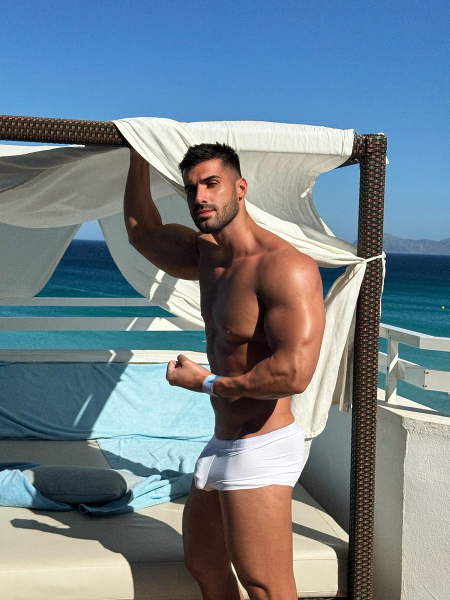 I’m offering a free trial !💙
RT, Like and comment - If you do all the steps you will receive a FREE trial on your DM 🎁 
Onlyfans.com/harryxmodel 🥵