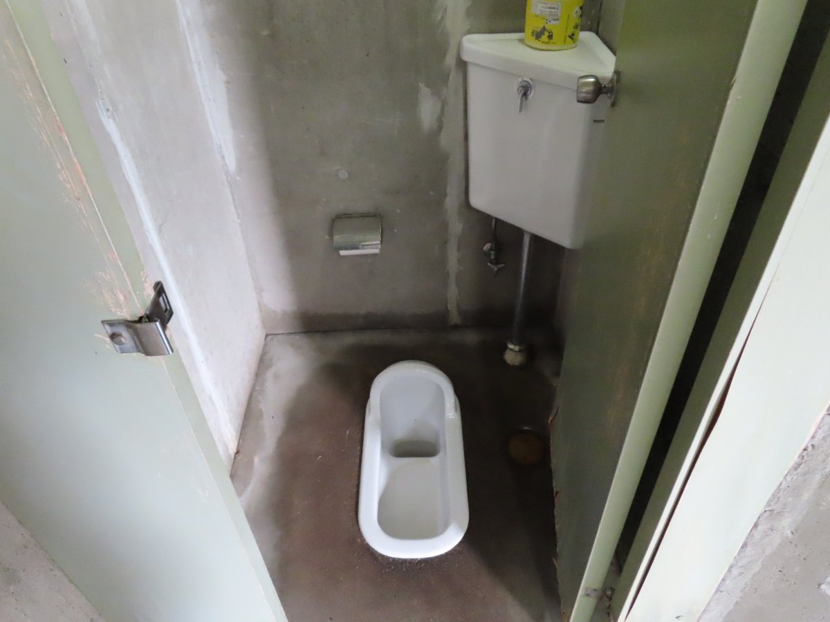 今日の時点でまだこのトイレが残っていました。園内の東側は改修が進ん