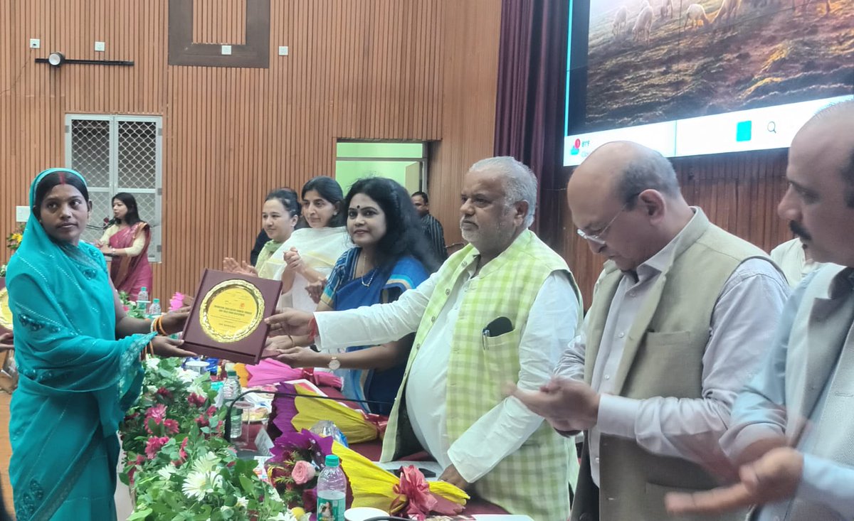 "Empowering Smallholder Farmers through Goat Value Chain Development" विषय पर आयोजित कार्यशाला में बकरी पालन में उत्कृष्ट कार्य करने वाली महिलाओं को सम्मानित करते श्री श्रवण कुमार, मा. मंत्री, ग्रामीण विकास विभाग एवं <a href="/vijayaias/">nvijayalakshmi</a>, प्रधान सचिव, <a href="/BiharAFRD/">Dairy, Fisheries and Animal Resources Dept., Bihar</a>।
<a href="/renu_bjp/">Renu Devi 🇮🇳</a>
<a href="/Shrawon_Nalanda/">Shrawon Kumar</a>