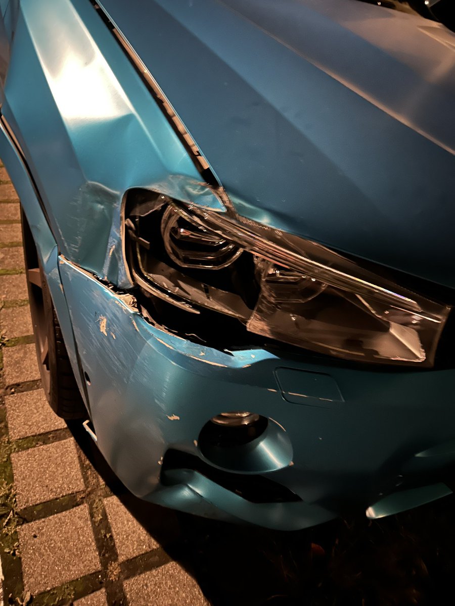 Ach man... bin gestern im Parkhaus gegen eine Säule gefahren. Wie kann man so dämlich sein?