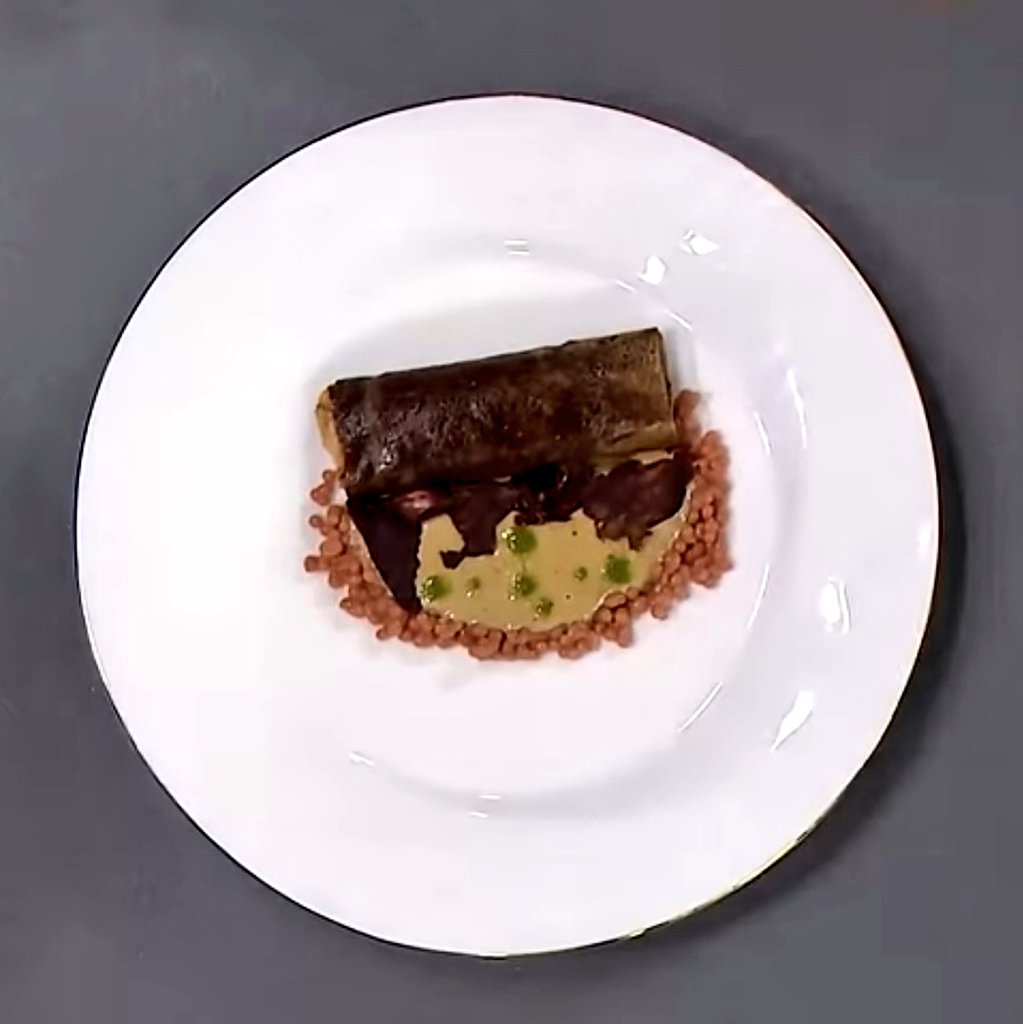 _bonbonoya's tweet photo. O sırada kılpayı kaşıktan dönen ve hak ettiği halde verilemeyen Muratcan'ın tabakları #MasterChefTürkiye https://t.co/VvXTi4XsVO