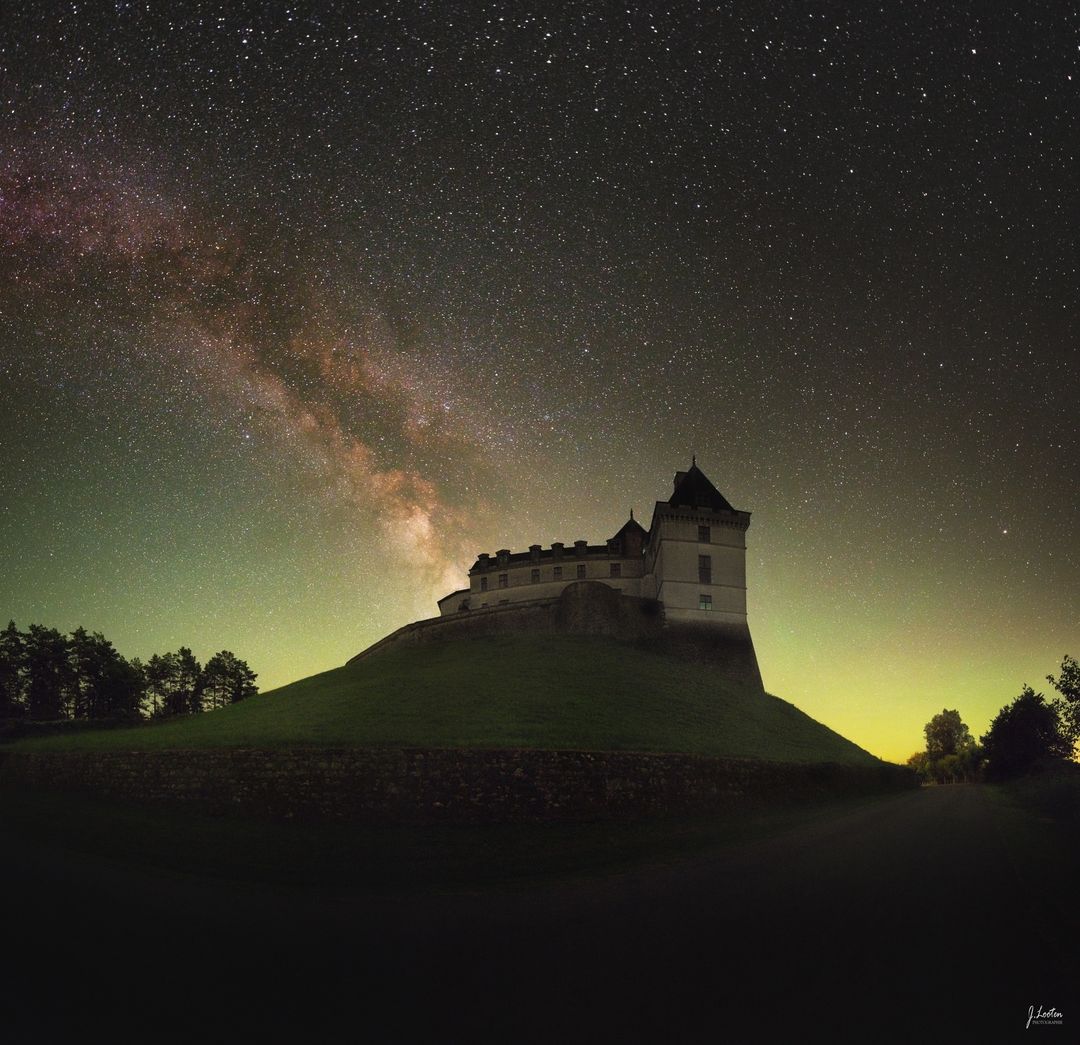 🤩Cette semaine le Château de Biron 🏰 fait la Une de l'actualité !
🔶L'émission sur M6  "Les traitres" tournée au Château a démarré
🔶Vendredi soir, découvrez le dans l'émission La Carte aux Trésors
🔶 Julien Looten Photographie nous émerveille encore avec ses incroyables