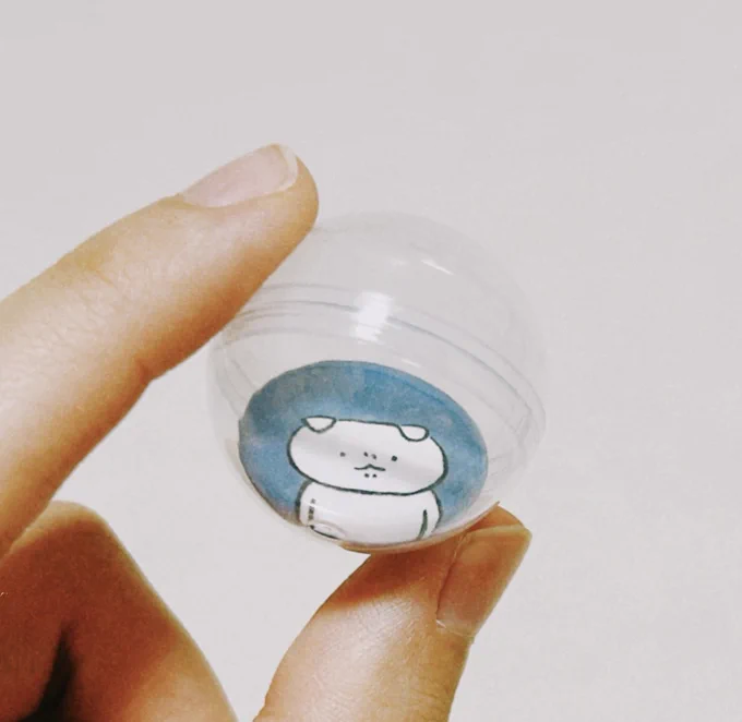 《 ニューグッズ 》100円ガチャガチャ新登場!ヨシダとモドキたちのプチ缶バッジがでてきます〜9種+シークレットの全10種!!まわせまわせー!  #関西コミティア  #デザフェス60 に持っていきます! 