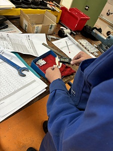 Lycee_forest's tweet image. 🔷 Les élèves de première #TRPM fabriquent pièces pour l&apos;entreprise TECHNAX
Il s&apos;agit ici de produire des écrous spécifiques et des supports de détecteur.
Nous les félicitons pour leur engagement et remercions l&apos;entreprise #TECHNAX de la confiance témoignée pour commande.