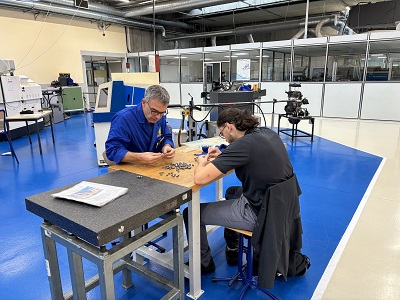 Lycee_forest's tweet image. 🔷 Les élèves de première #TRPM fabriquent pièces pour l&apos;entreprise TECHNAX
Il s&apos;agit ici de produire des écrous spécifiques et des supports de détecteur.
Nous les félicitons pour leur engagement et remercions l&apos;entreprise #TECHNAX de la confiance témoignée pour commande.