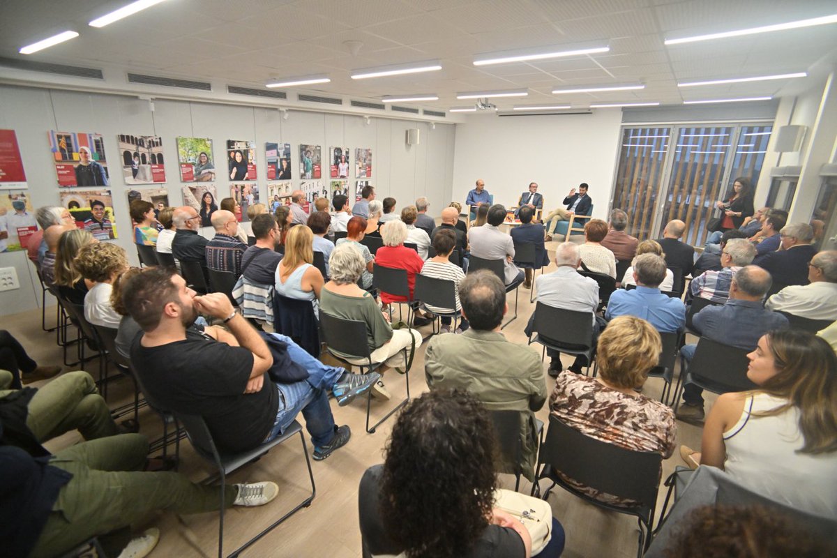 OdenaCat's tweet photo. 📸Ahir la biblioteca d’Òdena va viure un vespre màgic i ple d’emocions amb la presentació de les obres de l’autor odenenc @jvmestrenogue

🎉 Amb una sala plena a vessar d’amics i familiars, l’esdeveniment va ser una autèntica festa la història política catalana https://t.co/5tDiROaSGJ