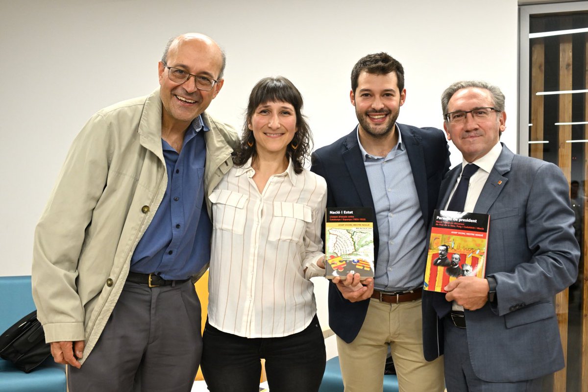 OdenaCat's tweet photo. 📸Ahir la biblioteca d’Òdena va viure un vespre màgic i ple d’emocions amb la presentació de les obres de l’autor odenenc @jvmestrenogue

🎉 Amb una sala plena a vessar d’amics i familiars, l’esdeveniment va ser una autèntica festa la història política catalana https://t.co/5tDiROaSGJ