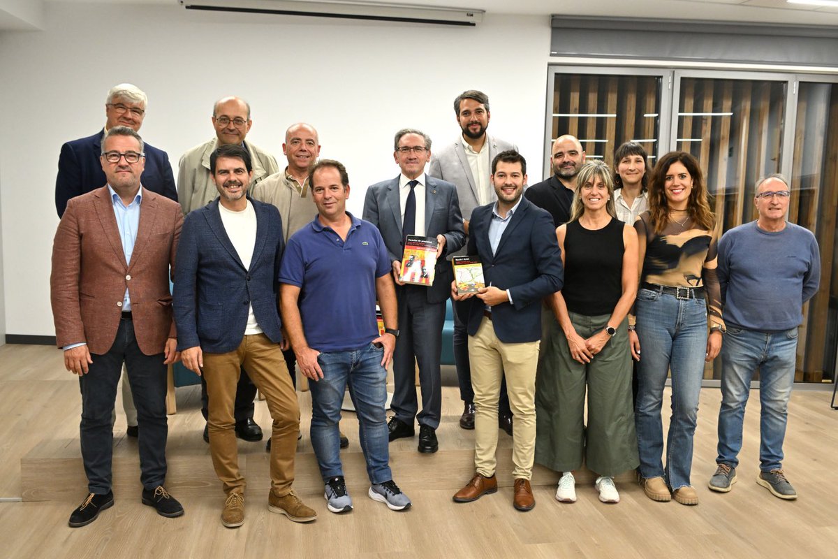 OdenaCat's tweet photo. 📸Ahir la biblioteca d’Òdena va viure un vespre màgic i ple d’emocions amb la presentació de les obres de l’autor odenenc @jvmestrenogue

🎉 Amb una sala plena a vessar d’amics i familiars, l’esdeveniment va ser una autèntica festa la història política catalana https://t.co/5tDiROaSGJ