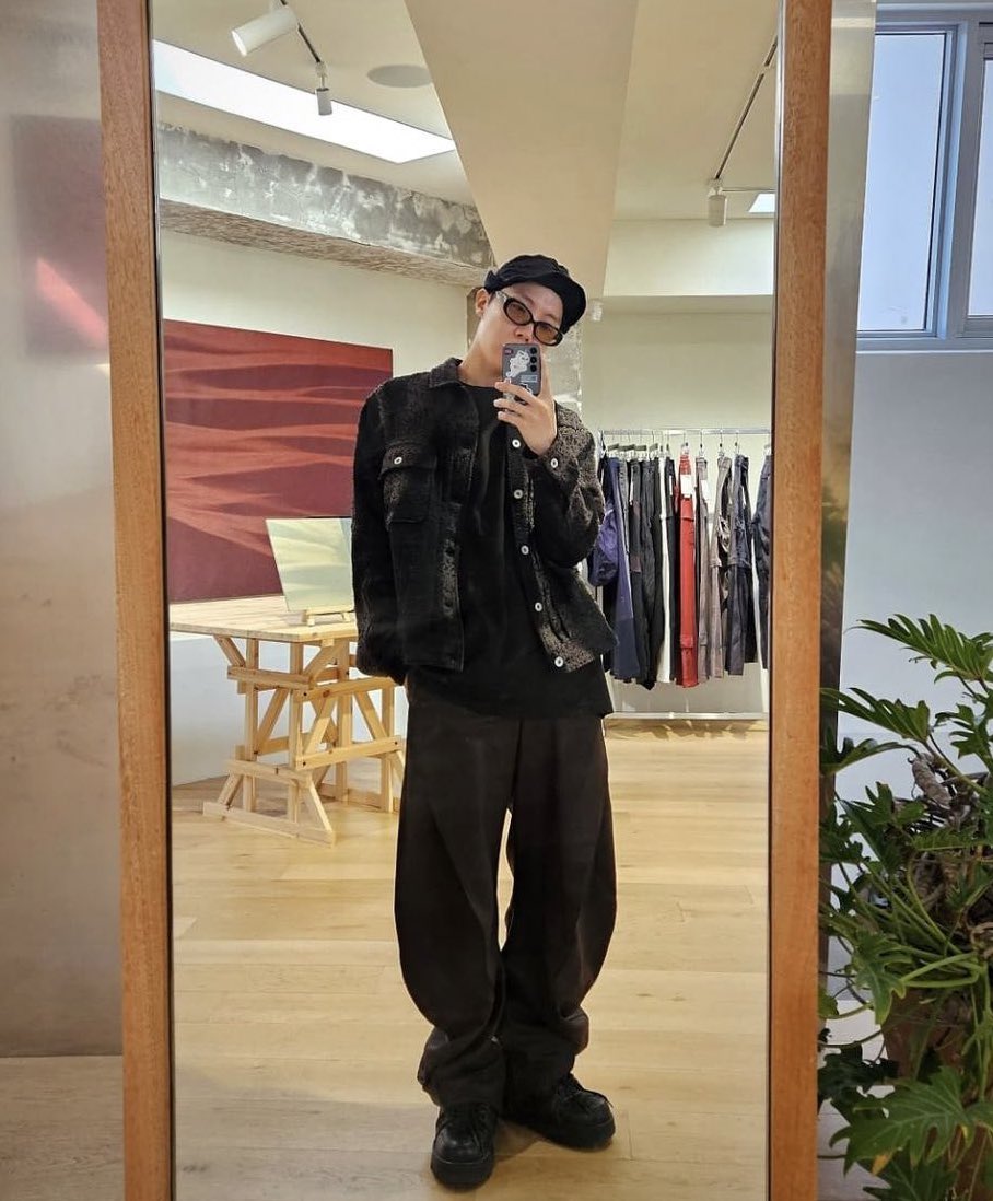 เจโฮปลงรูปแต่ละทีนี้ไม่รู้สึกว่าเค้าอยู่ในกรมทหารเลย เค้าทำให้เราเข้าใจว่า แฟชั่นเป็นส่วนนึงของชีวิตจริงๆทั้งๆที่ยังไม่ออกจากกรม ไม่ว่าจะใส่ชุดทหารลายพรางทั้งตัว ความเป็น Fashionista ไม่เคยหายไปจากเค้าเลย ไม่ต่างกับชุดลำลองทั่วไป คือหยิบจับใส่อะไรก็เป็นดูดีไปหมด งงมาก