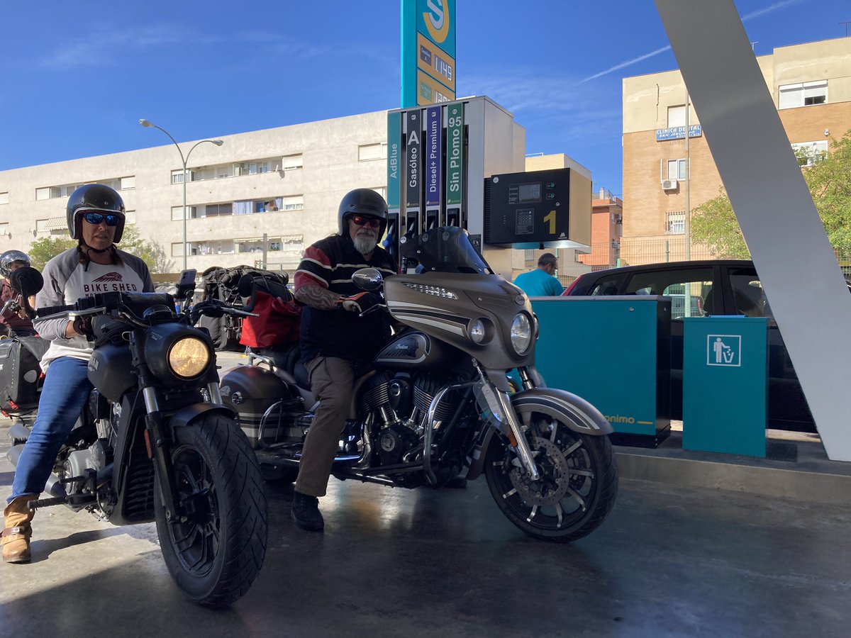 essanjeronimo's tweet image. Buenos días amigos, hoy hemos recibido la visita de una pareja francesa apasionada de las motos @indianmotocycle , espectaculares motos, buen viaje compañeros!!👍🏍️